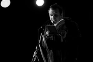 Simon Brousseau lors d'une lecture publique