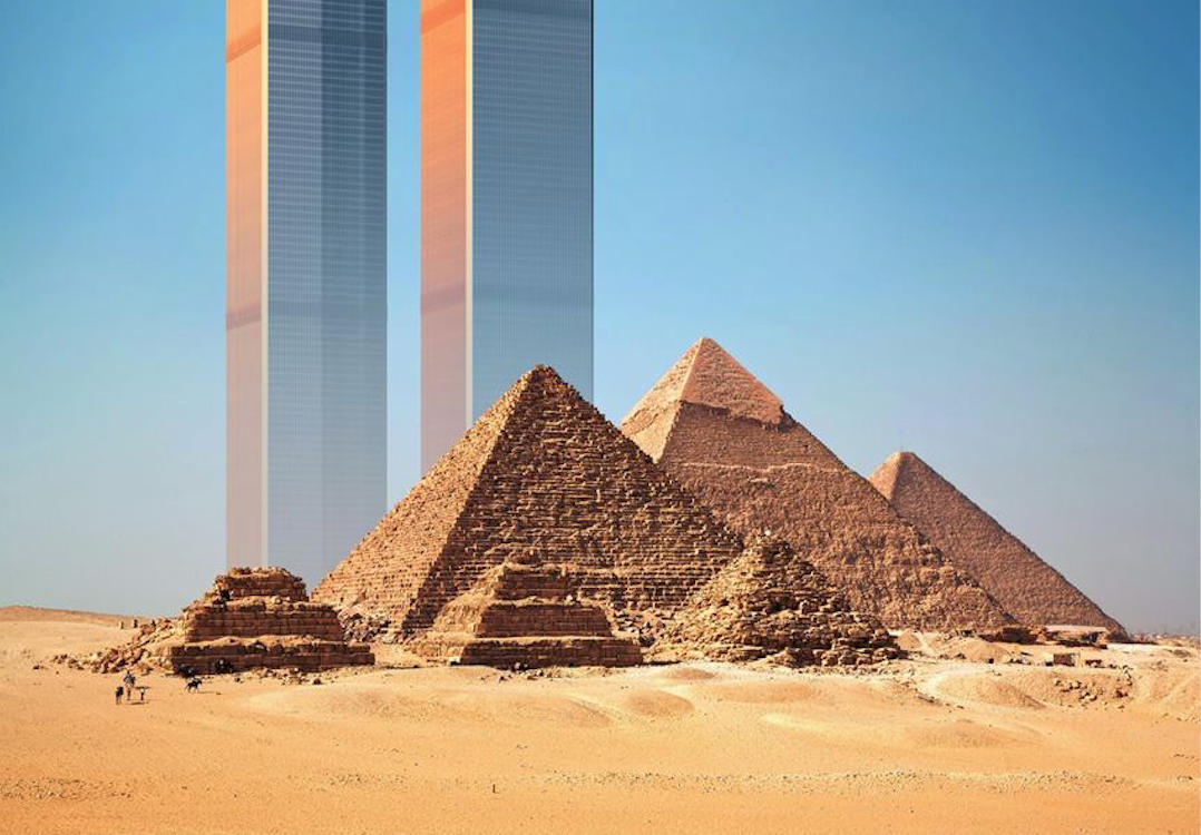 Des pyramides égyptiennes avec des gratte-ciels imaginaires en arrière-plan.