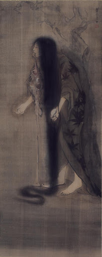 Une femme débraillée, pieds nus, avec de longs cheveux noirs touchant terre.