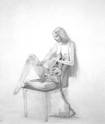 Une figure féminine s’étripant, assise sur sa chaise, regarde son corps comme une adolescente se découvrant jeune femme, complètement absorbée dans son examen à la fois enfantin et minutieux