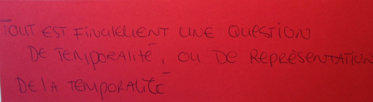 Notes manuscrites sur papier rouge