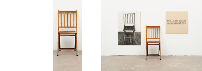 À gauche : photo d'une chaise. À droite : photo d'une chaise, avec une photo de chaise collée au mur à côté