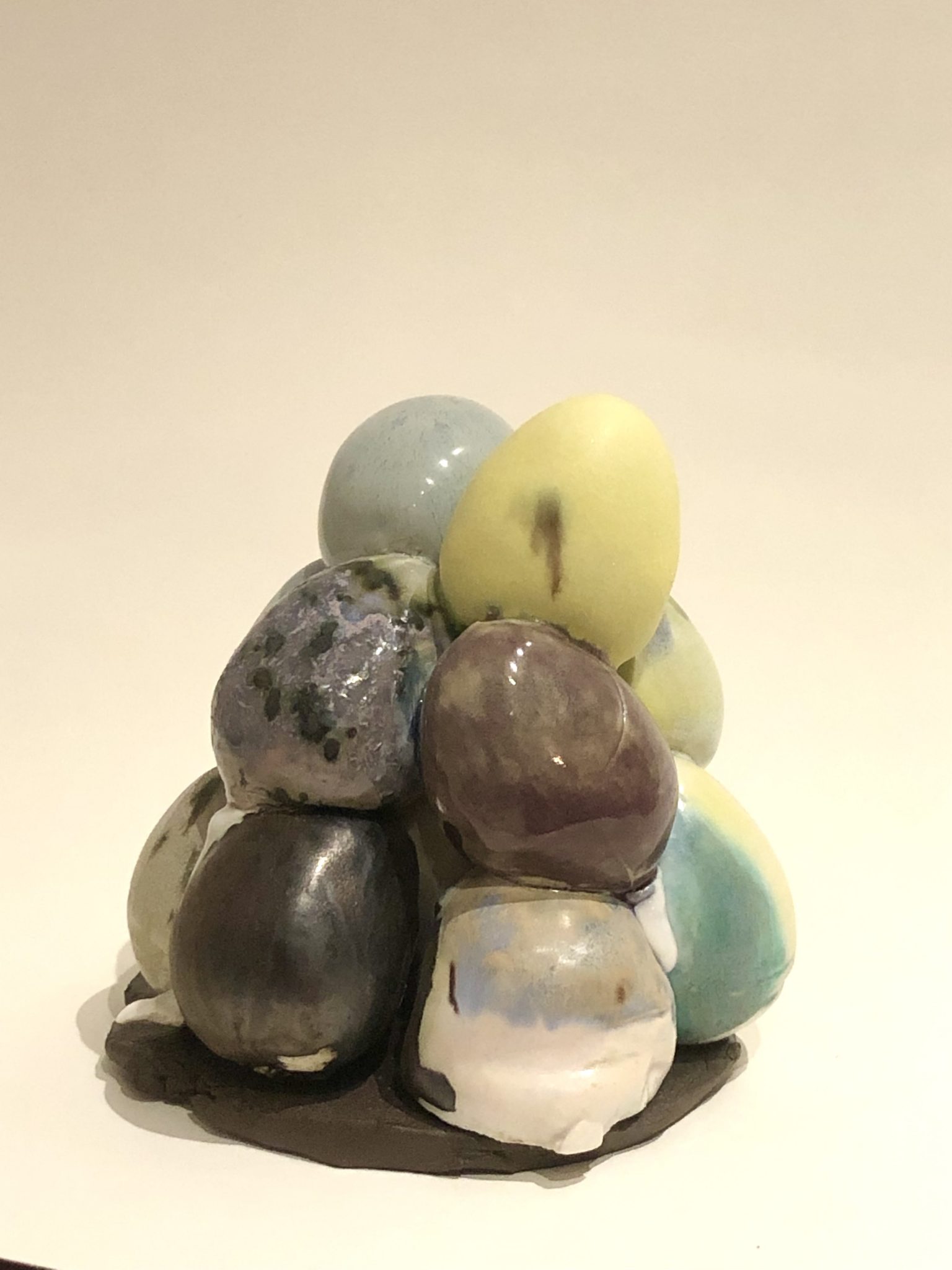 Sculpture représentant une petite pyramide d'oeufs colorés